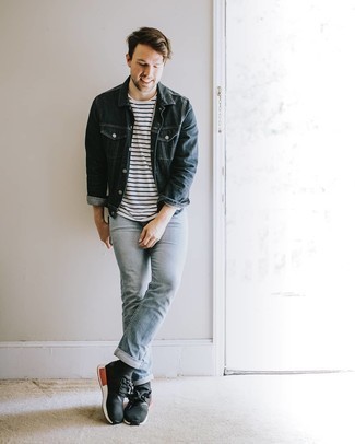 Какие джинсы носить с серой джинсовой курткой мужчине