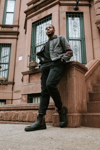 С чем носить серую джинсовую куртку мужчине