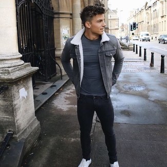 Какие низкие кеды носить с серой джинсовой курткой мужчине