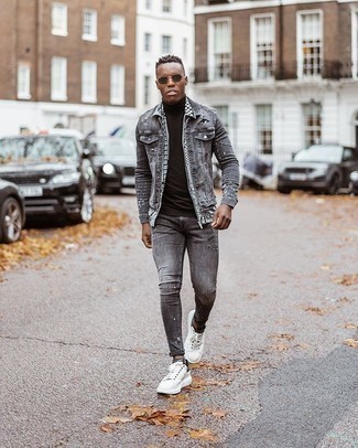 Какие низкие кеды носить с серой джинсовой курткой мужчине