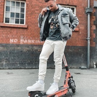 Какие низкие кеды носить с серой джинсовой курткой мужчине