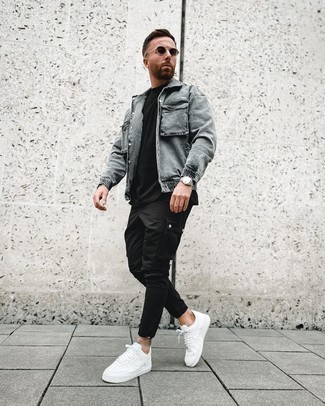 Какие низкие кеды носить с серой джинсовой курткой мужчине