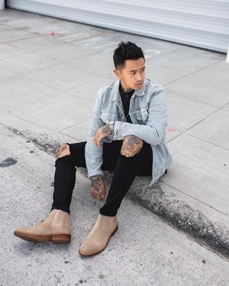 Какие зауженные джинсы носить с серой джинсовой курткой мужчине