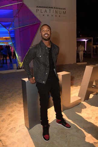 Какие спортивные штаны носить с серой джинсовой курткой мужчине