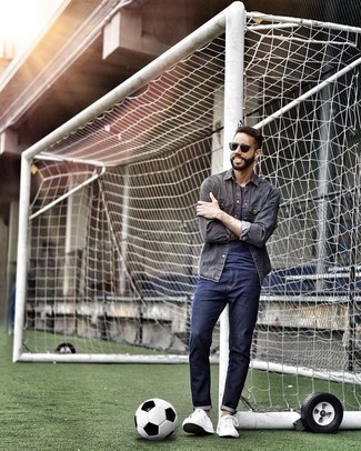 Какие джинсы носить с серой джинсовой рубашкой мужчине