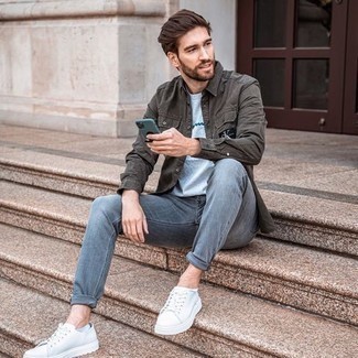 Какие джинсы носить с серой джинсовой рубашкой мужчине