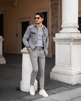 С чем носить серую джинсовую рубашку мужчине