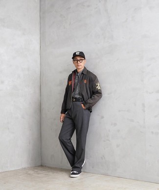 С чем носить серую джинсовую рубашку мужчине