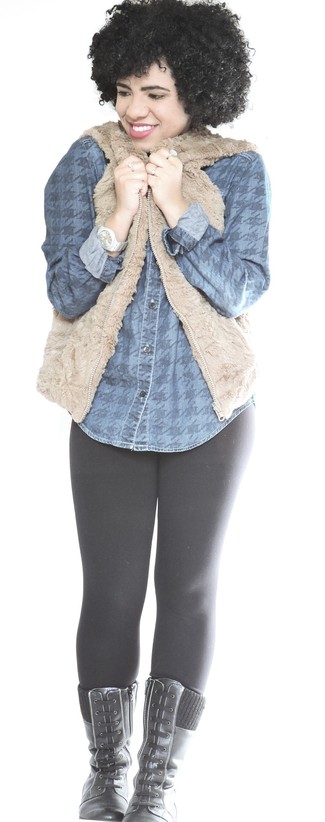 Какие безрукавки носить с серой джинсовой рубашкой женщине