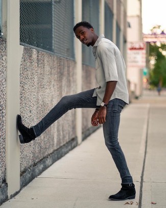 С чем носить серую джинсовую рубашку с коротким рукавом мужчине