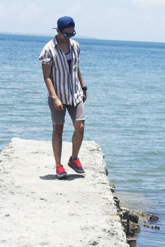 Как носить серые джинсовые шорты с серой майкой мужчине