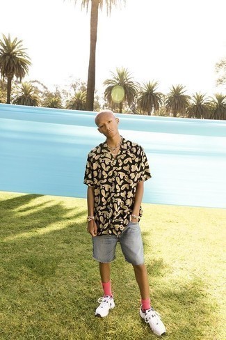 С чем носить серые джинсовые шорты мужчине