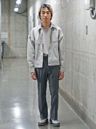 Какие брюки чинос носить с серыми туфлями дерби