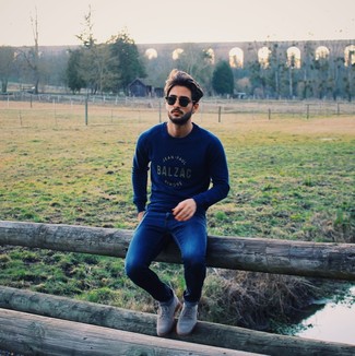 Какие свитера с круглым вырезом носить с серыми ботинками дезертами