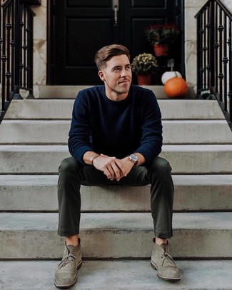 Какие свитера с круглым вырезом носить с серыми ботинками дезертами