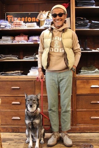 Какие куртки без рукавов носить с серыми ботинками дезертами