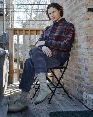 Какие джинсы носить с серыми ботинками дезертами