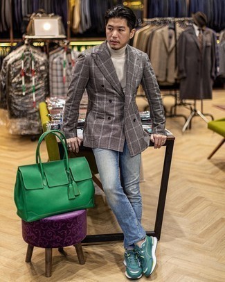 Какие кроссовки носить с серым двубортным пиджаком мужчине