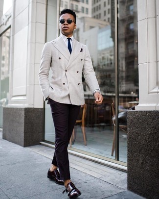 Как носить серый двубортный пиджак с черными брюками чинос