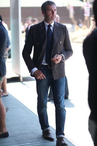 Как носить серый двубортный пиджак с синими джинсами мужчине