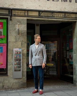 Как носить серый двубортный пиджак с синими джинсами мужчине