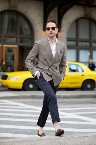 Как носить серый двубортный пиджак с коричневыми кожаными лоферами мужчине