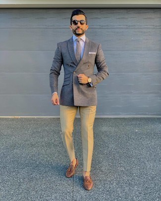 Как носить серый двубортный пиджак с коричневыми кожаными лоферами мужчине