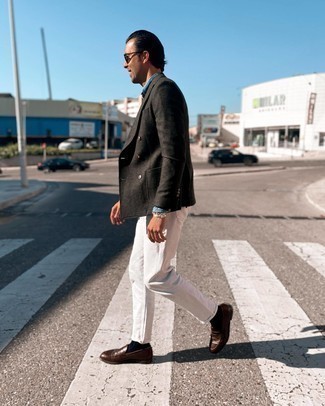 Как носить серый двубортный пиджак с коричневыми кожаными лоферами мужчине