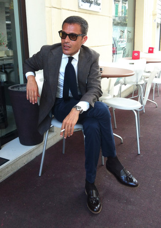 Как носить серый двубортный пиджак с коричневыми кожаными лоферами мужчине