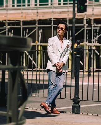 Как носить серый двубортный пиджак с коричневыми кожаными лоферами мужчине