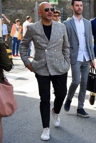 Какие брюки чинос носить с серым двубортным пиджаком