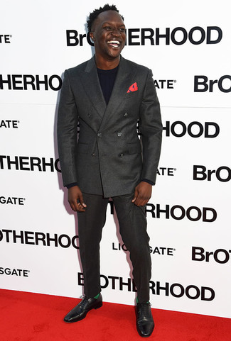 Какие свитера с круглым вырезом носить с серым двубортным пиджаком мужчине