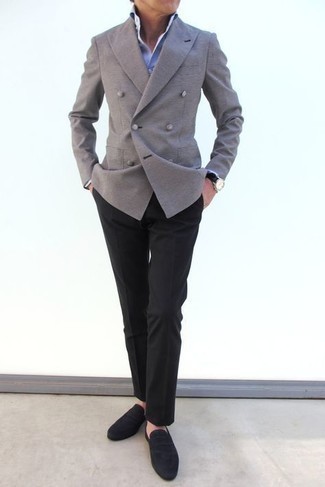 Какие классические брюки носить с серым двубортным пиджаком мужчине