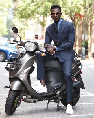 Какие низкие кеды носить с серым двубортным пиджаком мужчине