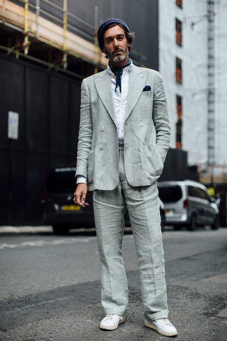 Какие низкие кеды носить с серым двубортным пиджаком мужчине