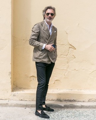 Какие лоферы с кисточками носить с серым двубортным пиджаком