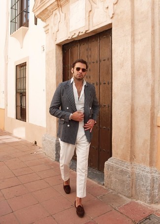 Какие лоферы с кисточками носить с серым двубортным пиджаком