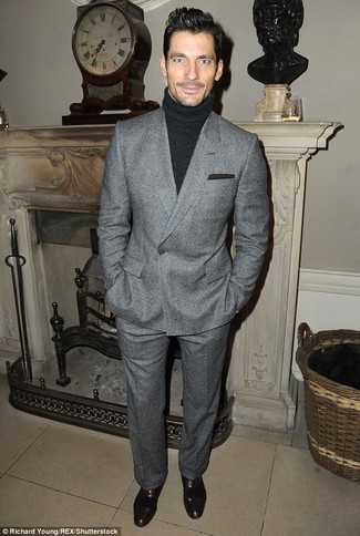 Какие водолазки носить с серым двубортным пиджаком мужчине