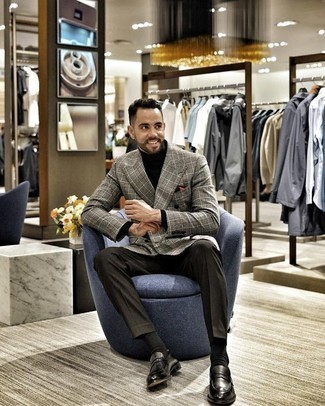 Какие водолазки носить с серым двубортным пиджаком мужчине