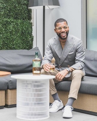 Как носить серый двубортный пиджак с белыми низкими кедами мужчине