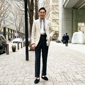 Как носить серые классические брюки с бежевым пиджаком мужчине