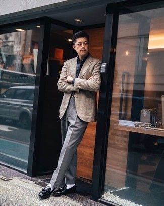 Как носить серые классические брюки с бежевым пиджаком мужчине