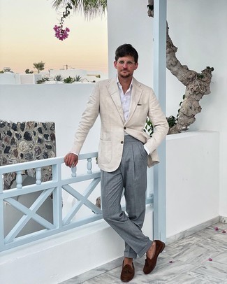 Как носить серые классические брюки с бежевым пиджаком мужчине