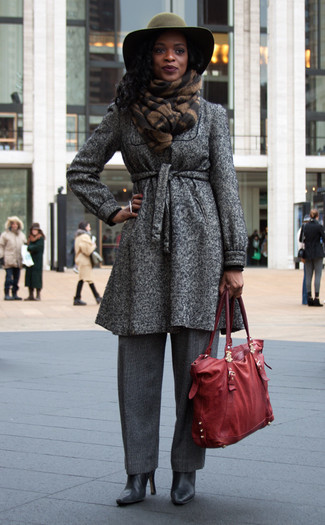 Какое пальто носить с серыми классическими брюками женщине