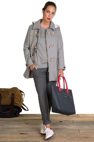 Какие дафлкоты носить с серыми классическими брюками женщине