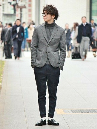 С чем носить серые классические брюки в 20 лет мужчине
