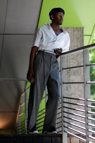 С чем носить серые классические брюки в 20 лет мужчине