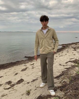 С чем носить серые классические брюки мужчине лето