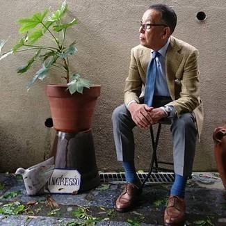 С чем носить серые классические брюки за 60 лет мужчине