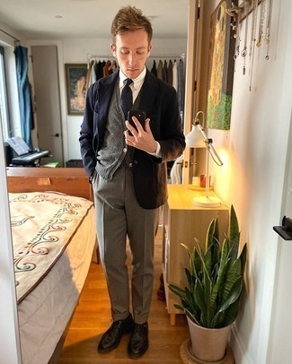 С чем носить серые классические брюки мужчине осень